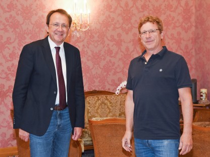 Bürgermeister Matthias Stadler und Volksanwalt Bernhard Achitz im Rathaus St. Pölten. (Foto: Josef Vorlaufer)
