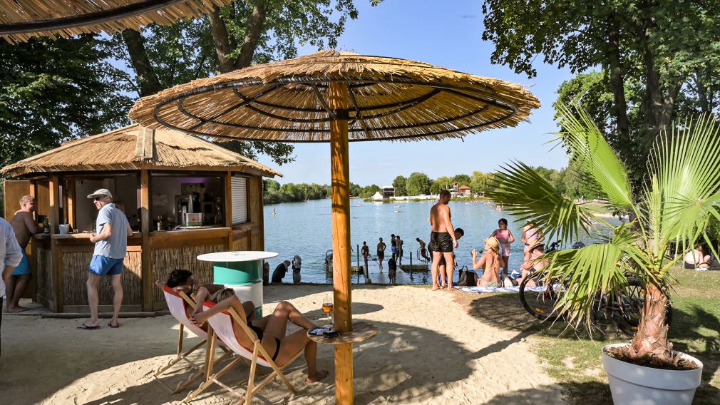 Das Foto zeigt den Sandstrand mit der Beachbar und Menschen. (Foto: Josef Vorlaufer)