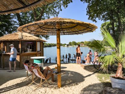 Das Foto zeigt den Sandstrand mit der Beachbar und Menschen. (Foto: Josef Vorlaufer)