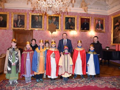 Die Sternsinger:innen aus der Franziskanerpfarre im Bürgermeisterzimmer. (Foto: Corina Muzatko)