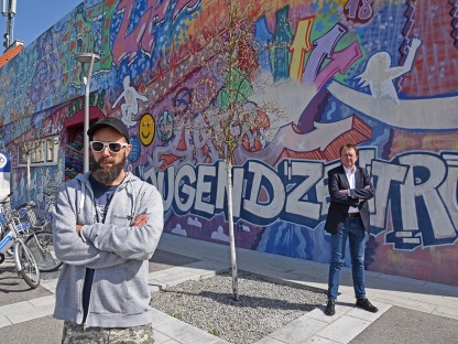 Michael Hogl, Leiter des städtischen Jugendzentrums Steppenwolf und Bürgermeister Matthias Stadler vor dem Steppenwolf in der Herzogenburger Straße. (Foto: Corina Muzatko)