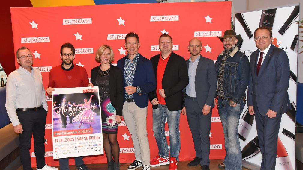 Drei Personen mit einem Plakat in der Hand. (Foto: Josef Vorlaufer)