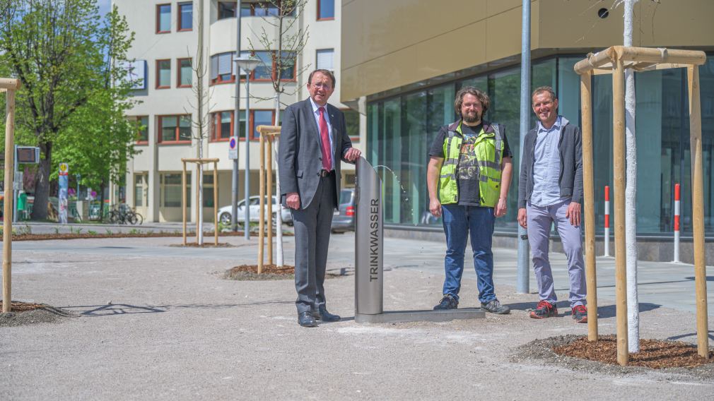 Bürgermeister Matthias Stadler, Clemens Parzer und Martin Petermann stehen am Neugebäudeplatz. Foto: Arman Kalteis