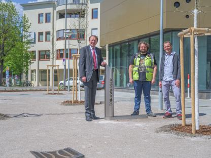 Bürgermeister Matthias Stadler, Clemens Parzer und Martin Petermann stehen am Neugebäudeplatz. Foto: Arman Kalteis