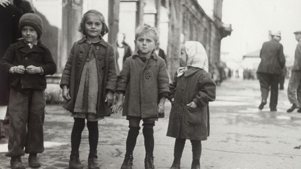 Die neue Ausstellung widmet sich dem Aufwachsen in den bewegen Jahren zwischen 1938 und 1955. (Foto:  ÖNB / Blaha)