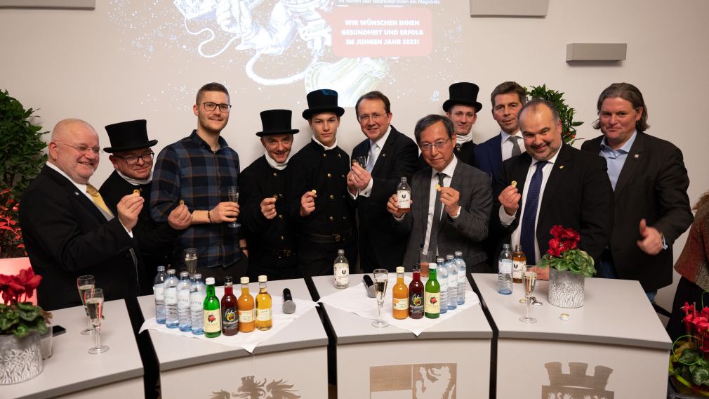 Eine Gruppe an Personen posiert für ein Foto im Gemeinderatssaal beim Wirtschaftsneujahrsempfang im Rathaus St. Pölten. (Foto: Arman Kalteis)