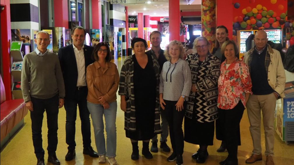 Filmemacher Gerhard Mader, Kulturamtsleiter Alfred Kellner, Gemeinderätin Sabine Dohr, Regisseurin Anita Lackenberger, Dritte Landtagspräsidentin Eva Prischl, Gemeinderätin Birgit Becker sowie die Schauspieler Johannes Schmid, Madeleine Steinwender, Sabine Muhar und Johannes Seilern genossen die NÖ Premiere im Hollywood Megaplex. (Foto: Lukas Kalteis)