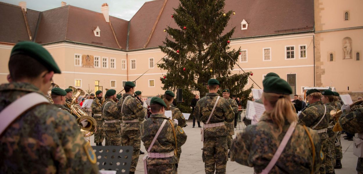 Der Christbaum auf dem Domplatz wurde, untermalt von der Militärmusik feierlich erleuchtet.