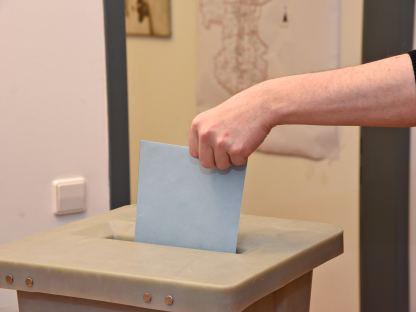 Hand mit Wahlzettel und Wahlurne. (Foto: Vorlaufer)