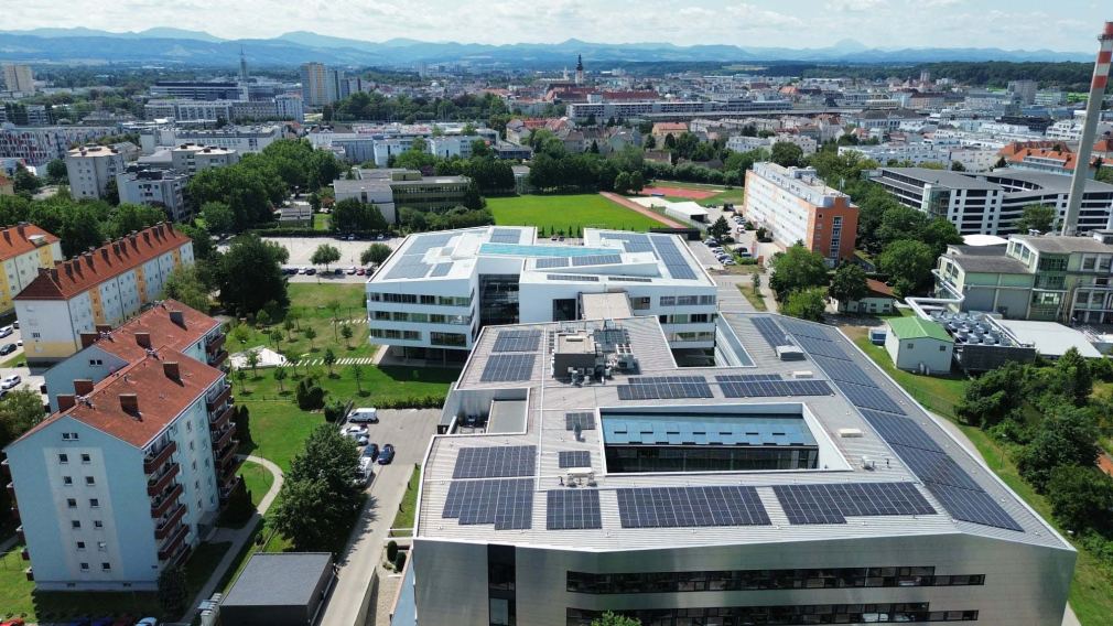 Die Photovoltaik-Anlage am Dach des Campus St. Pölten. (Foto: Sunvolt Montage GmbH)