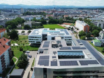 Die Photovoltaik-Anlage am Dach des Campus St. Pölten. (Foto: Sunvolt Montage GmbH)