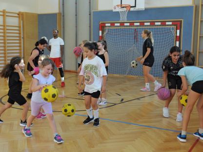 Kinder die Basketball spielen.