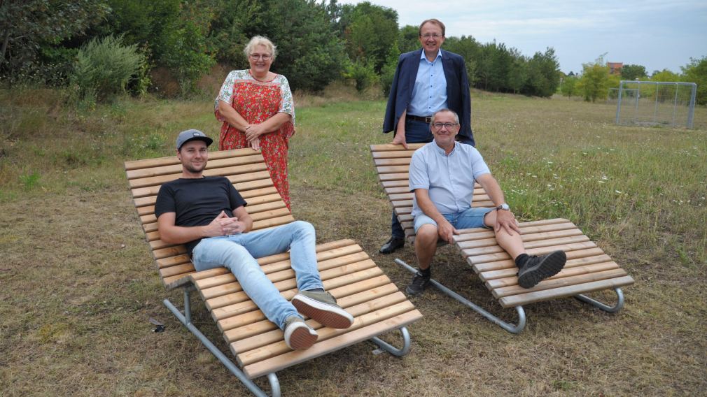 Daniel Brandtner und Robert Wotapek von der Stadtgärtnerei, Gemeinderätin für St. Georgen Birgit Becker sowie Bürgermeister Matthias Stadler haben die neuen Sonnenliegen getestet. (Foto: Wolfgang Mayer) 