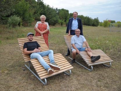 Daniel Brandtner und Robert Wotapek von der Stadtgärtnerei, Gemeinderätin für St. Georgen Birgit Becker sowie Bürgermeister Matthias Stadler haben die neuen Sonnenliegen getestet. (Foto: Wolfgang Mayer) 