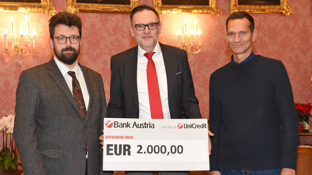 Vizebürgermeister Harald Ludwig, Filialleiter der Bank Austria St. Pölten Markus Teuber und Peter Eigelsreiter von der städtischen Sozialhilfe bei der Spendenübergabe. (Foto: Josef Vorlaufer)