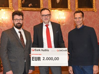 Vizebürgermeister Harald Ludwig, Filialleiter der Bank Austria St. Pölten Markus Teuber und Peter Eigelsreiter von der städtischen Sozialhilfe bei der Spendenübergabe. (Foto: Josef Vorlaufer)