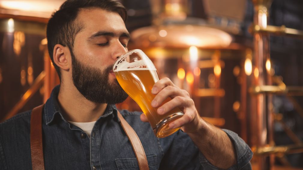 Frau trinkt Bier. Foto: Adobe Stock-Justlight