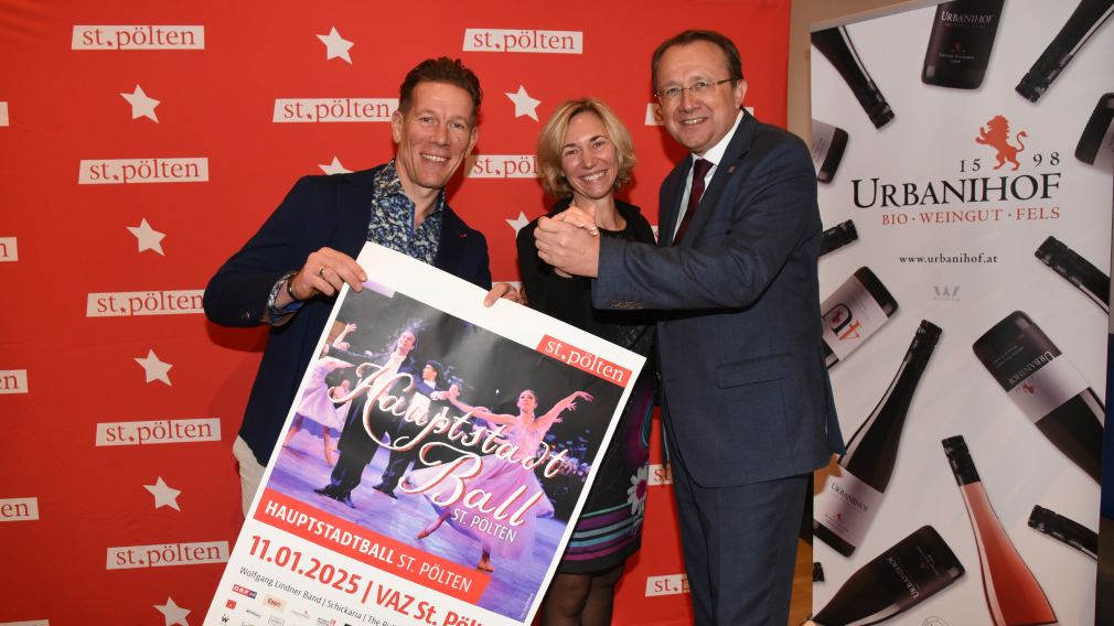 Drei Personen mit einem Plakat in der Hand. (Foto: Josef Vorlaufer)