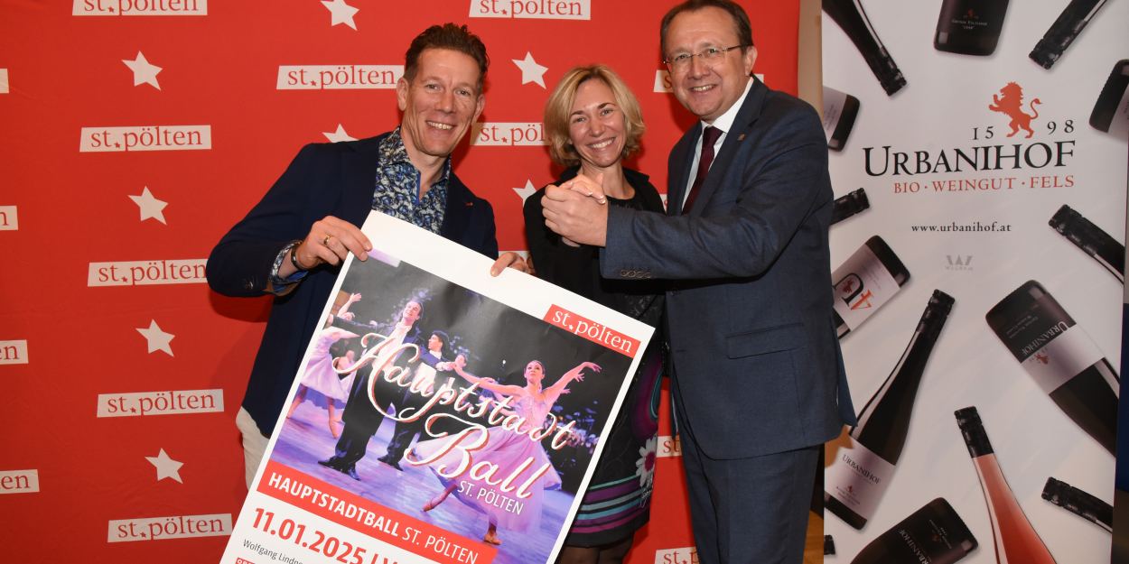 Drei Personen mit einem Plakat in der Hand. (Foto: Josef Vorlaufer)