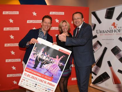 Drei Personen mit einem Plakat in der Hand. (Foto: Josef Vorlaufer)