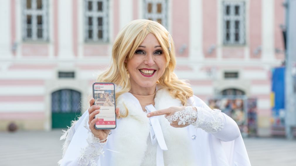 Weihnachtsengerl mit Smartphone am Rathausplatz St. Pölten. (Foto: Tanja Wagner)