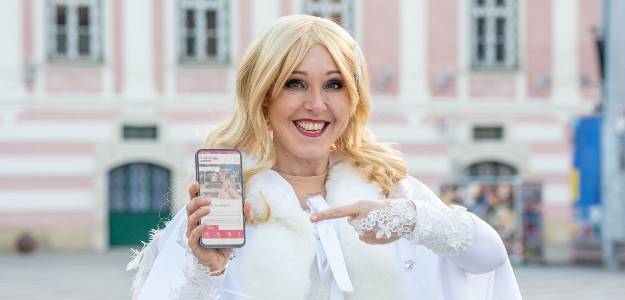 Weihnachtsengerl mit Smartphone am Rathausplatz St. Pölten. (Foto: Tanja Wagner)