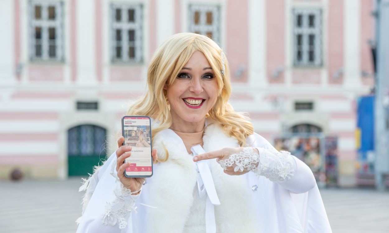 Weihnachtsengerl mit Smartphone am Rathausplatz St. Pölten. (Foto: Tanja Wagner)