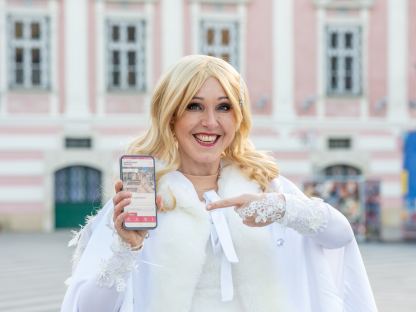 Weihnachtsengerl mit Smartphone am Rathausplatz St. Pölten. (Foto: Tanja Wagner)