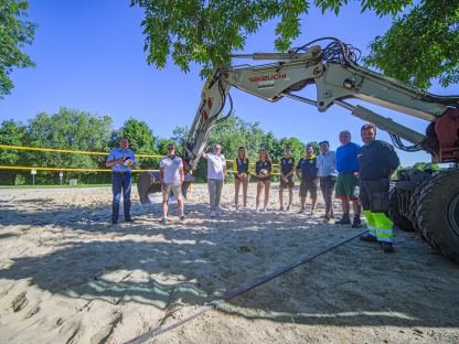 Bürgermeister Matthias Stadler testete bereits den neuen Sandplatz gemeinsam mit den Sportler:innen des SLZ. (Foto: Arman Kalteis)