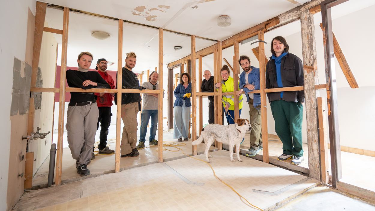 Giulia Mazzorin, Andrea Curtoni und Andrea DeLorenzo konzipieren und bauen gemeinsam mit Studierenden und Handwerker:innen Räume im Löwinnenhof zum Tangente-Festivalzentrum um. Foto: (Arman Kalteis)