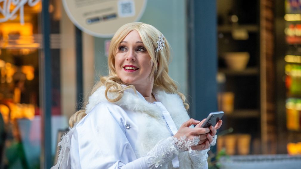 Weihnachtsengerl mit Smartphone am Rathausplatz St. Pölten. (Foto: Tanja Wagner)