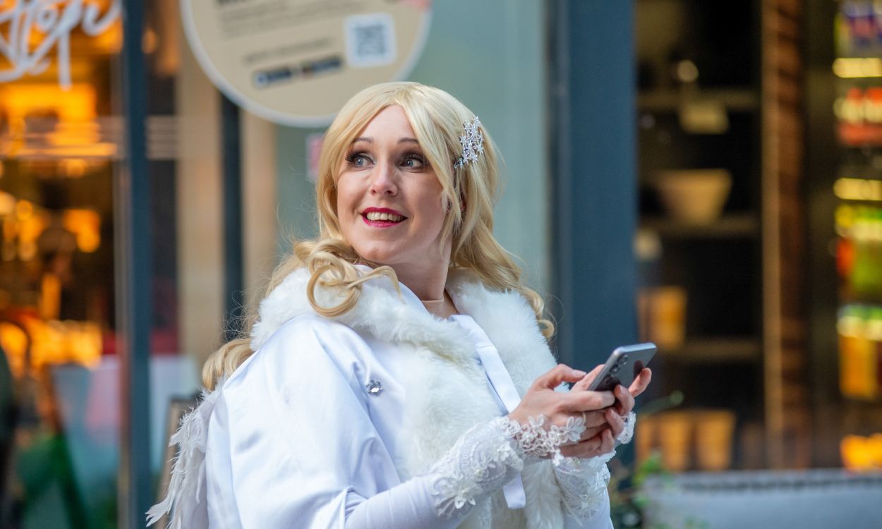 Weihnachtsengerl mit Smartphone am Rathausplatz St. Pölten. (Foto: Tanja Wagner)