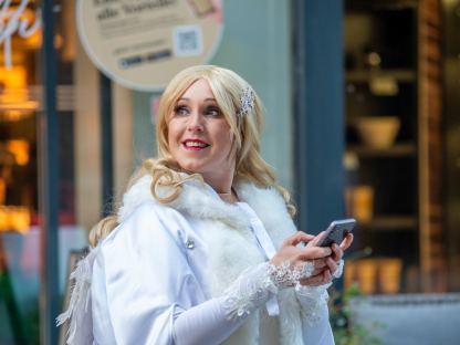 Weihnachtsengerl mit Smartphone am Rathausplatz St. Pölten. (Foto: Tanja Wagner)