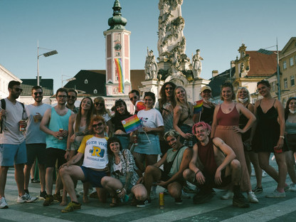 Gruppenfoto einiger TeilnehmerInnen der St. Pride 2021 am Rathausplatz. (Foto: Konstantin Mikulitsch)