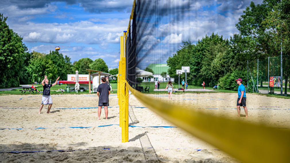 Volleyballplatz am Ratzersdorfer See, einige Jugendliche spielen Volleyball. (Foto: Arman Kalteis)