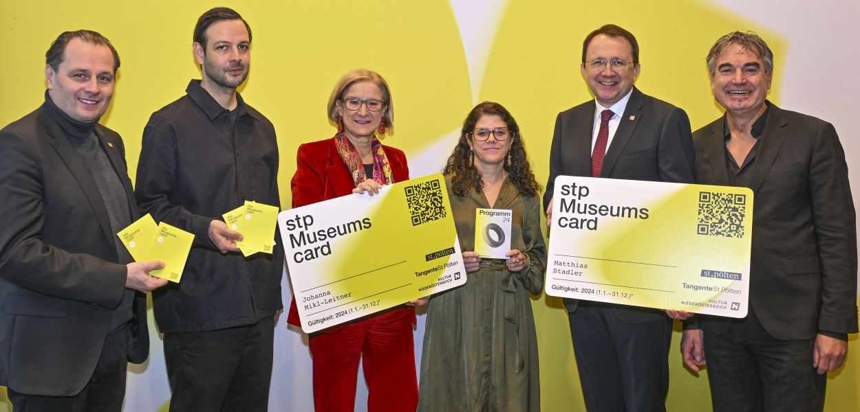  v. l. n. r.: Kulturleiter Alfred Kellner (St. Pölten), Tarun Kade (künstlerischer Leiter Tangente), Landeshauptfrau Johanna Mikl-Leitner, Angelika Schopper (Geschäftsführerin Tangente), Bürgermeister Matthias Stadler (St. Pölten) und Paul Gessl (Geschäftsführer NÖKU Holding) (Foto: NLK Filzwieser)