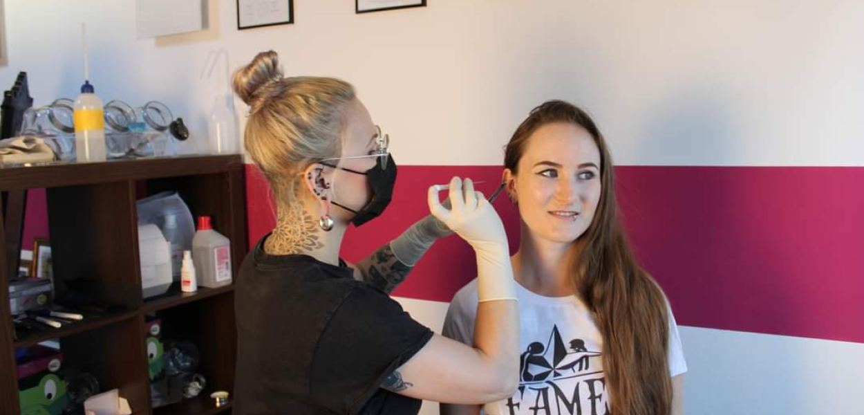 Tamara "Tami" Hübner-Hölbl führt das Fame Pain Piercing-Studio in der Wiener Straße 15. (Foto: FamePainPiercing)