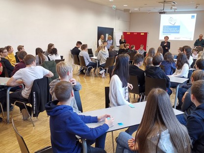 Schülerinnen und Schüler in einem Seminarraum der Fachhochschule St. Pölten. (Foto: FH St. Pölten/Christoph Musik)