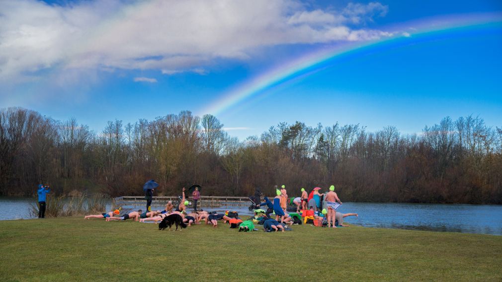 Einmal im Jahr findet das Eisbaden-Treffen am Ratzersdorfer See statt. Alle aus St. Pölten und Umgebung, die nicht so kälteempfindlich sind, kommen hier zusammen um gemeinsam ihrer Leidenschaft nachzugehen. (Foto: Arman Kalteis)