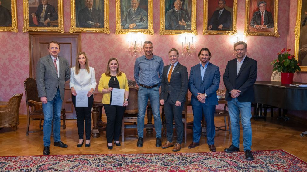 Angelobung der beiden Standesbeamtinnen Elisabeth Meixner und Nathalie Rattenberger im Bürgermeisterzimmer im St. Pöltner Rathaus. 
v.l.n.r.: Bürgermeister Matthias Stadler, Elisabeth Meixner (Staatsbürgerschaftsevidenz), Nathalie Rattenberger (Standesamt), Michael Paal (Leitung Abteilung für Personal), Martin Koutny (Leitung Bürgerservice und Einwohnerangelegenheiten), Herbert Herzig (Leitung Standesamt) und Magistratsdirektor Thomas Dewina. (Foto: Arman Kalteis)