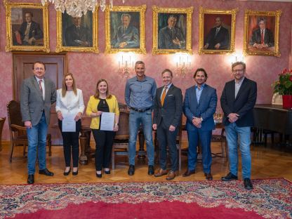 Angelobung der beiden Standesbeamtinnen Elisabeth Meixner und Nathalie Rattenberger im Bürgermeisterzimmer im St. Pöltner Rathaus. 
v.l.n.r.: Bürgermeister Matthias Stadler, Elisabeth Meixner (Staatsbürgerschaftsevidenz), Nathalie Rattenberger (Standesamt), Michael Paal (Leitung Abteilung für Personal), Martin Koutny (Leitung Bürgerservice und Einwohnerangelegenheiten), Herbert Herzig (Leitung Standesamt) und Magistratsdirektor Thomas Dewina. (Foto: Arman Kalteis)