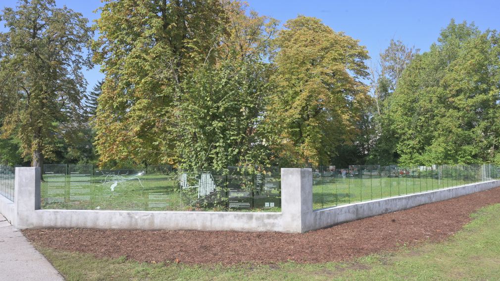 Bedruckte Glasscheiben ersetzen den Gitterzaun am alten jüdischen Friedhof an der Pernerstorferstraße. (Foto: Josef Vorlaufer)