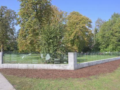 Bedruckte Glasscheiben ersetzen den Gitterzaun am alten jüdischen Friedhof an der Pernerstorferstraße. (Foto: Josef Vorlaufer)