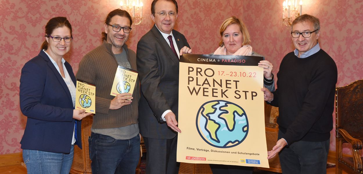 Ein Promo-Foto für die Pro Planet Week, bei dem das Plakat präsentiert wird.