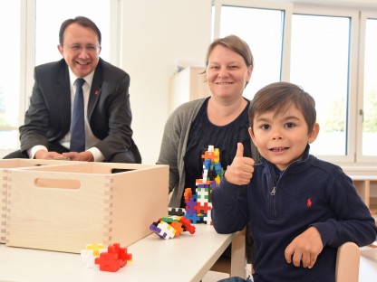 Bürgermeister Matthias Stadler mit einer Kindergartenbetreuerin und einem Jungen im neuen Kindergarten am Eisberg. (Foto:Josef Vorlaufer)