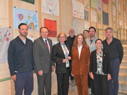 9 Personen im KinderKunstLabor. (Foto: Vorlaufer)