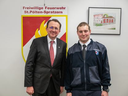 Unter dem Wahlvorsitz von Bürgermeister Matthias Stadler erfolgte in Spratzern die Wahl des neuen Feuerwehr-Kommandanten Daniel Kornberger. (Foto: Arman Kalteis)     