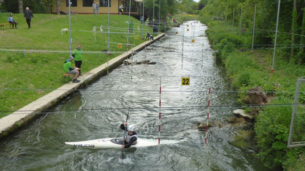 Ein Foto der Wildwasserstrecke, wo gerade eine Person paddelt und andere am Rand stehen und zusehen. (Foto: Günter Felbek)