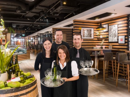 Neues Restaurant im kika St. Pölten mit MitarbeiterInnen. (Foto: kika/Leiner)