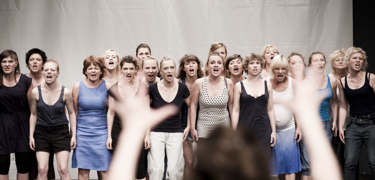 Frauen die einen Chor bilden. (Foto: Esra Rotthoff)
